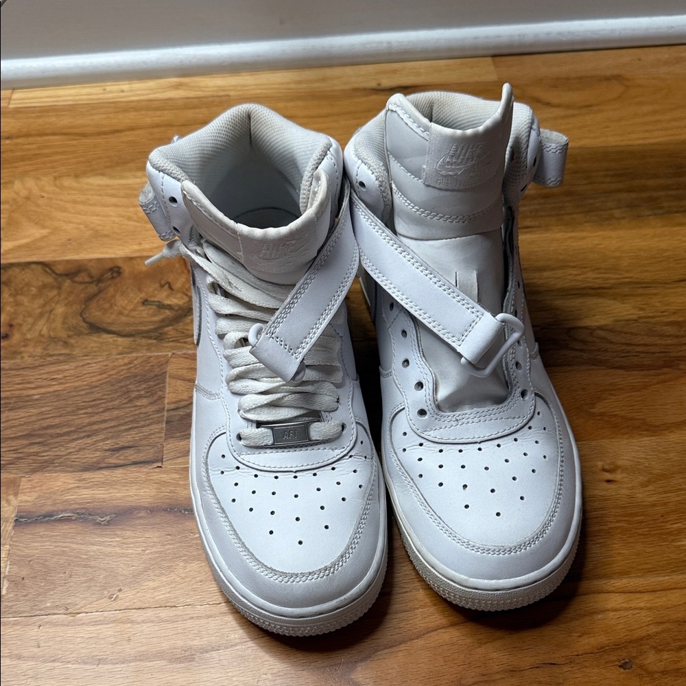 White High-Top Nike Air Force 1